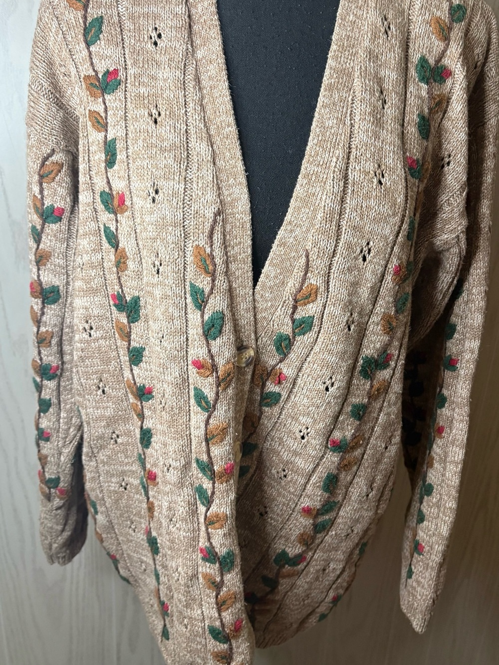 Vintage Cottagecore Beige Floral-Embroidered Women’s V-Neck Cardigan Medium